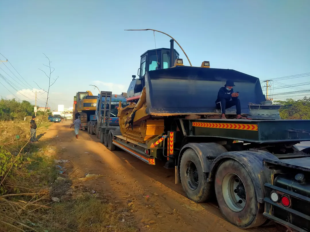 POWERPLUS D85EX-15 bulldozer loaded for delivery
